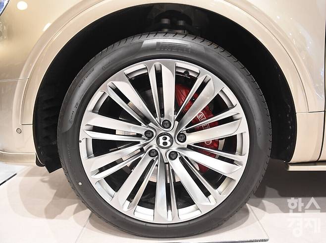 벤틀리 '더 뉴 벤테이가 스피드'의 휠과 브레이크 포크 모습./ 이호형 기자 leemario@sporbiz.co.kr 2026.03.17