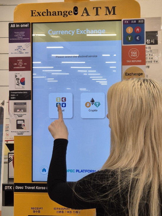 남대문시장 지하 카페에 설치된 다윈KS의 디지털 ATM. 외국 여성이 환전을 하기 위해 ATM기를 사용하고 있다. /다윈KS
