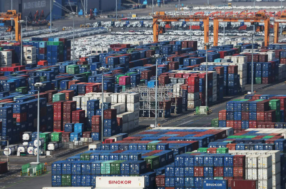 원·달러 환율 1500원 돌파로 수출 대기업은 환산이익이 늘어난 반면 중소기업은 원가 상승과 환헤지 부재로 수익성이 악화되며 양극화가 심화되고 있다. /연합뉴스