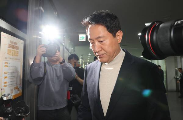 오세훈 서울시장이 17일 서울시청 브리핑룸에서 기자회견을 열고 6·3 지방선거 공천 신청과 관련해 입장을 밝힌 뒤 브리핑룸을 나서고 있다. 오 시장은 국민의힘에 '절윤(윤석열 전 대통령과의 절연) 결의문'에 이어 '윤 어게인 청산'을 위한 실질적인 후속 조치를 요구하면서 6·3 지방선거 공천 신청을 미뤄왔다. 2026.3.17. 연합뉴스