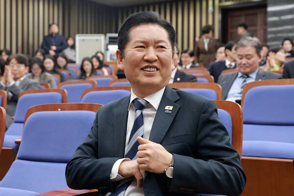 더불어민주당 정청래 대표가 17일 국회에서 열린 의원총회에 참석해 사회자를 맡은 박균택 의원 발언을 듣고 있다. 2026.3.17. 연합뉴스