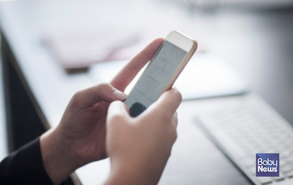 고등학생의 스마트폰 등 미디어 기기 사용 시간이 하루 평균 약 6시간에 이르는 것으로 나타났다. 학생들 대부분은 이러한 사용 시간을 '정상적인 수준'으로 인식했다. ⓒ베이비뉴스