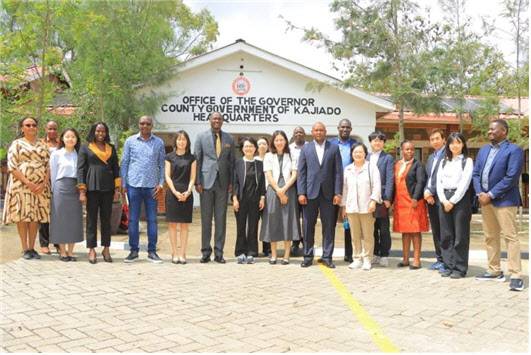 하은희 이화글로벌사회공헌원(EGISE) 원장(왼쪽에서 8번째)을 비롯한 조사단이 케냐 카지아도 주정부를 방문해 부주지사 및 관계자들과 기념촬영을 하고 있다.