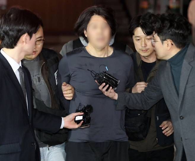 부산 한 아파트에서 항공사 기장을 흉기로 살해한 혐의를 받는 50대 피의자가 17일 오후 부산진경찰서로 압송되고 있다 (사진=뉴스1)