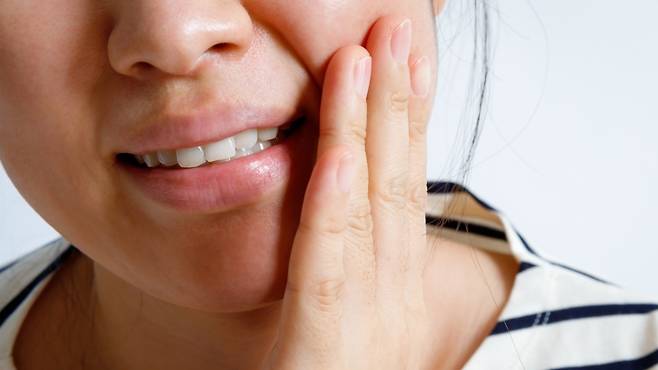 겉으로는 별다른 이상이 없어 보여도 치아와 잇몸은 조용히 신호를 보내고 있는 경우가 많다 | 출처: 클립아트코리아