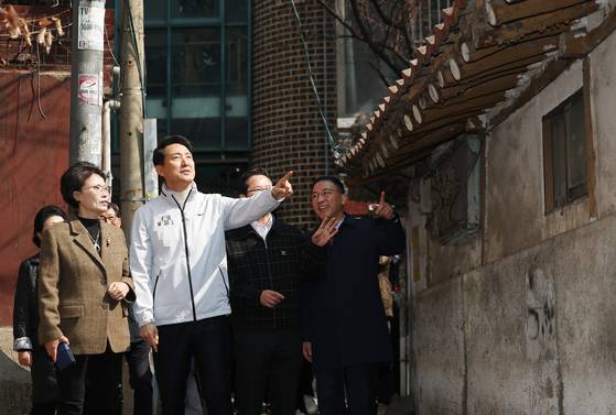 오세훈 서울시장이 17일 서울 영등포구 신길역세권 장기전세주택 건립현장에서 주택 활성화 방안을 발표한 뒤 현장 점검을 하고 있다.