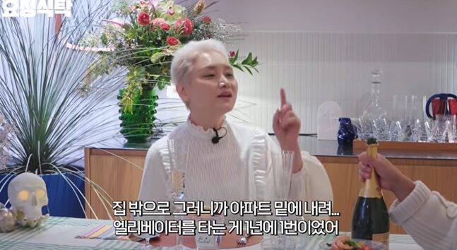 가수의 생명인 성대를 다쳐 받은 충격에 이소라는 집에만 머물렀다고 했다. 사진=유튜브 채널 '요정재형' 캡처