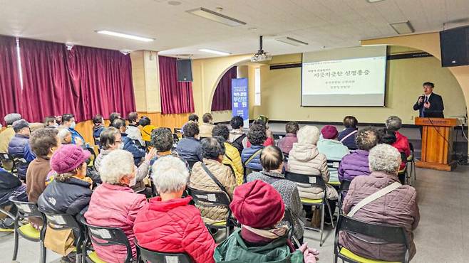 부산진구종합사회복지관에서 17일 열린 '지긋지긋한 신경통증' 건강강좌에서 참석자들은 정종철 부산큰병원 병원장에게 평소 느꼈던 통증에 대해 여러 질문을 하며, 그 원인과 예방법을 들었다. 사진=부산큰병원