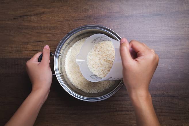 쌀을 씻어낸 물인 쌀뜨물은 각종 유익한 성분이 많다. 수용성 비타민, 미네랄 등이 풍부해 피부 관리나 요리 등에 활용된다. 사진=게티이미지뱅크