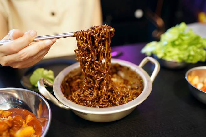 짜장라면은 탄수화물이 많기 때문에 혈당 상승을 낮추는 양파, 채소 등을 곁들이는 게 좋다. 사진=게티이미지뱅크