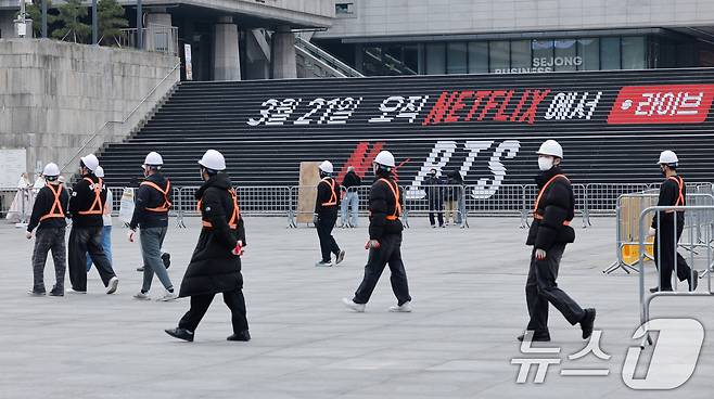 BTS(방탄소년단) 컴백 라이브 ARIRANG(아리랑)을 앞둔 16일 서울 종로구 광화문 광장에서 무대 설치 관련 스태프들이 이동하고 있다. 2026.3.16 ⓒ 뉴스1 안은나 기자