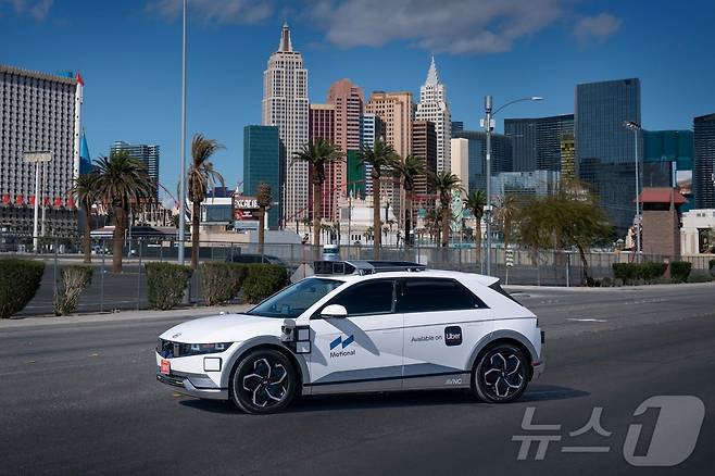 현대자동차그룹의 자율주행 합작법인 모셔널(Motional)이 미국 라스베이거스에서 우버(Uber)와 함께 아이오닉 5 로보택시를 이용한 로보택시 시범 서비스를 개시한다고 15일 밝혔다. 사진은 미국 라스베이거스에서 우버와 함께 시범 서비스 중인 모셔널 아이오닉 5 로보택시. (현대차그룹 제공.재판매 및 DB 금지) 2026.3.15 ⓒ 뉴스1