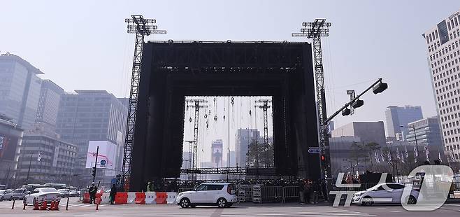 방탄소년단(BTS) 완전체 컴백 공연을 나흘 앞둔 17일 오전 서울 광화문광장에서 공연 무대 설치 작업이 진행되고 있다. 2026.3.17 ⓒ 뉴스1 박지혜 기자