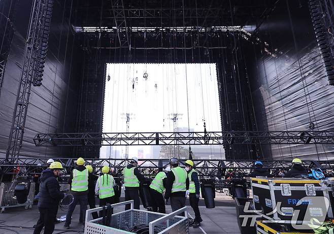 방탄소년단(BTS) 완전체 컴백 공연을 나흘 앞둔 17일 오전 서울 광화문광장에서 공연 무대 설치 작업이 진행되고 있다. 2026.3.17 ⓒ 뉴스1 박지혜 기자