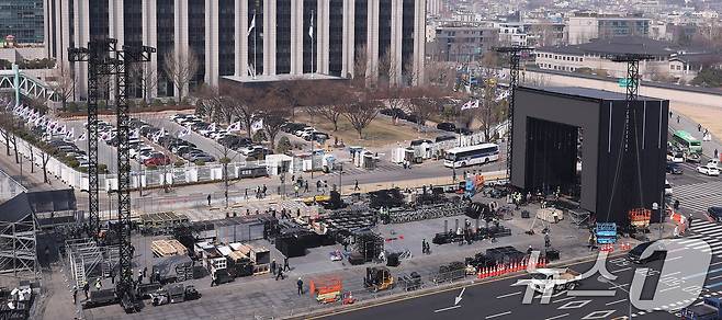 방탄소년단(BTS) 완전체 컴백 공연을 나흘 앞둔 17일 오전 서울 광화문광장에서 공연 무대 설치 작업이 진행되고 있다. 2026.3.17 ⓒ 뉴스1 박지혜 기자