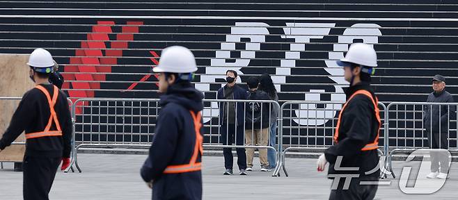 BTS(방탄소년단) 컴백 라이브 ARIRANG(아리랑)을 앞둔 16일 서울 종로구 광화문 광장이 무대 설치로 통제된 가운데 스태프들이 이동하고 있다. 2026.3.16 ⓒ 뉴스1 안은나 기자