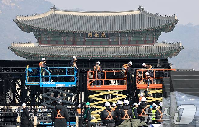 16일 서울 광화문장에서 관계자들이 방탄소년단(BTS)의 컴백 라이브 공연 무대를 설치하고 있다. 약 3년 9개월 만에 컴백하는 방탄소년단(BTS)의 공연은 오는 21일 오후 8시 광화문광장에서 ‘BTS 컴백 라이브: 아리랑(ARIRANG)’이라는 타이틀로 개최된다. 2026.3.16 ⓒ 뉴스1 임세영 기자