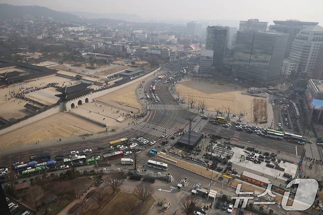 16일 서울 광화문장에서 관계자들이 방탄소년단(BTS)의 컴백 라이브 공연 무대를 설치하고 있다. 약 3년 9개월 만에 컴백하는 방탄소년단(BTS)의 공연은 오는 21일 오후 8시 광화문광장에서 ‘BTS 컴백 라이브: 아리랑(ARIRANG)’이라는 타이틀로 개최된다. 2026.3.16 ⓒ 뉴스1 임세영 기자