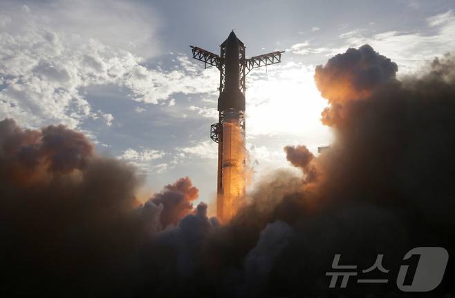 스페이스X의 스타십 우주선을 탑재한 '슈퍼 헤비' 부스터가 미국 텍사스주 스타베이스에 있서 10번째 시험 비행을 하고 있다. 2025.8.26 ⓒ 로이터=뉴스1