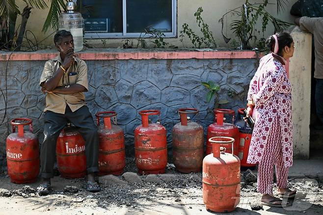 11일(현지시간) 인도 첸나이의 한 가스 판매점에서 사람들이 가정용액화석유가스(LPG) 가스통를 사기 위해 줄을 서 있다. 2026.03.11. ⓒ AFP=뉴스1