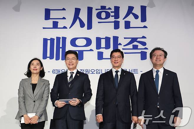 정원오 성동구청장이 8일 오후 서울 영등포구 문래동 복합문화공간 올댓마인드에서 열린 북콘서트에서 참석자들과 나란히 서 있다. 왼쪽부터 박경미 전 더불어민주당 의원, 정 구청장, 더불어민주당 이해식, 채현일 의원. 2026.2.8 ⓒ 뉴스1 이광호 기자