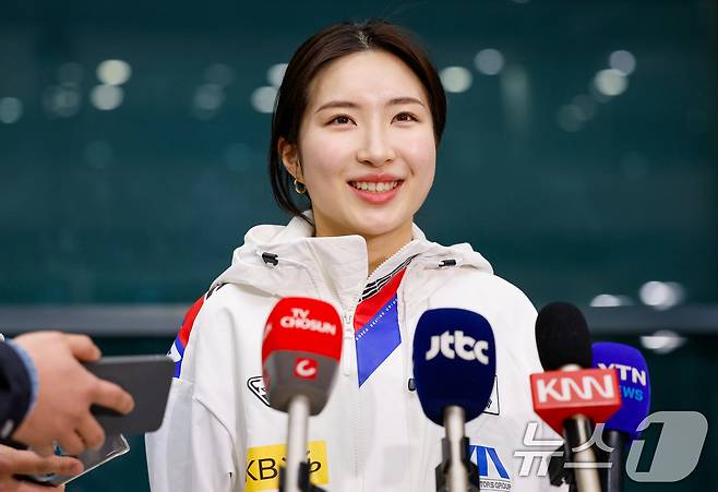 2026 ISU(국제빙상경기연맹) 쇼트트랙 세계선수권대회에서 생애 첫 2관왕을 달성한 김길리가 17일 오후 인천국제공항 1터미널을 통해 입국, 취재진 질문에 답하고 있다. 2026.3.17 ⓒ 뉴스1 안은나 기자