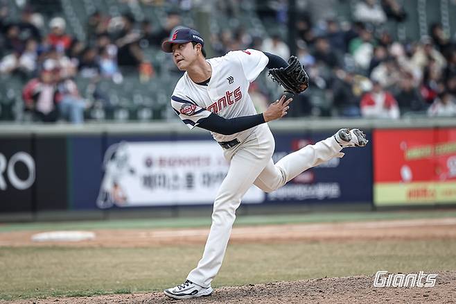 롯데 윤성빈이 15일 부산 사직구장에서 열린 2026 KBO리그 시범경기 LG전에 등판해 역투하고 있다. 사진 | 롯데 자이언츠