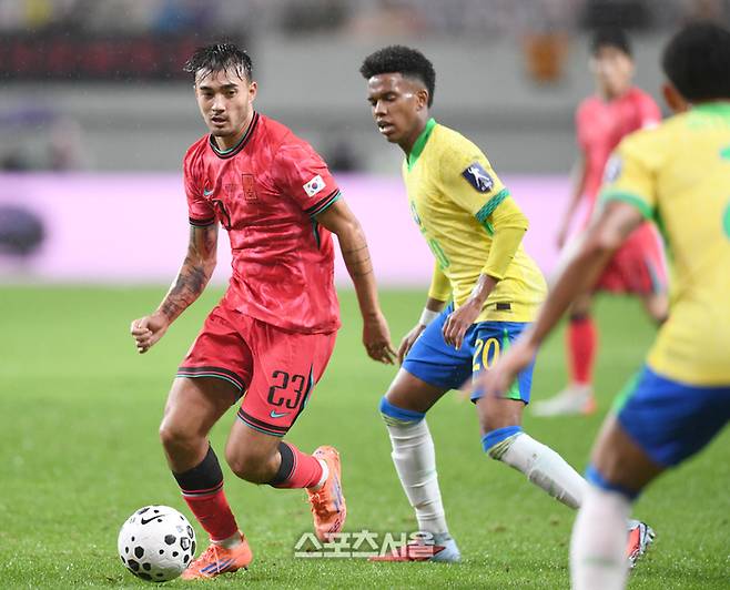 옌스가 10일 서울월드컵경기장에서 열린 남자 축구 국가대표 평가전 브라질과 경기에서 드리블을 하고 있다.  2025. 10. 10. 최승섭기자 thunder@sportsseoul.com
