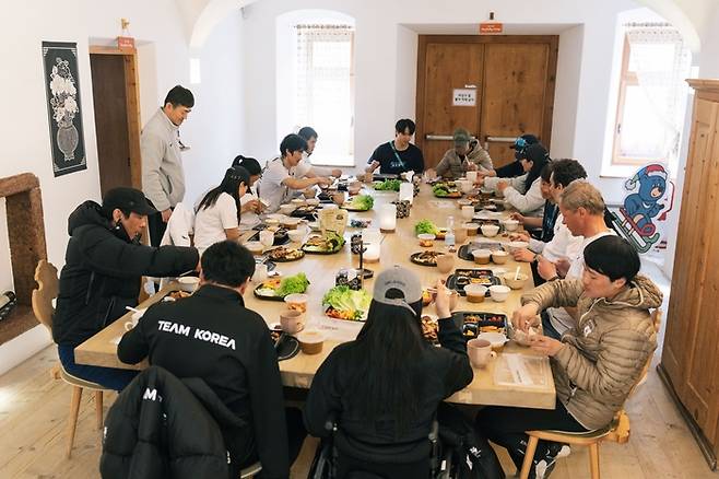알파인스키, 스노보드 선수단이 코리아하우스를 찾아 한식을 즐기며 휴식 시간을 보내고 있다. 사진 | 대한장애인체육회