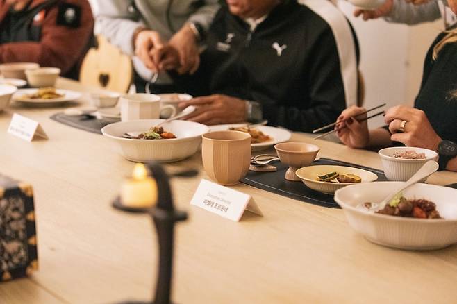 코리아하우스에 방문한 국제스포츠 관계자들에게 한식이 제공되고 있다. 사진 | 대한장애인체육회