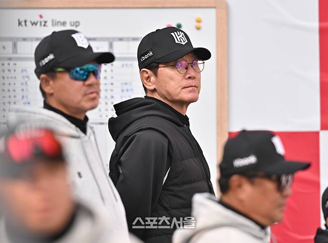 KT 이강철 감독이 16일 수원 KT위즈파크에서 열린 2026 KBO리그 LG와 시범경기를 지켜보고 있다.  2026. 3. 16. 수원 | 최승섭기자 thunder@sportsseoul.com