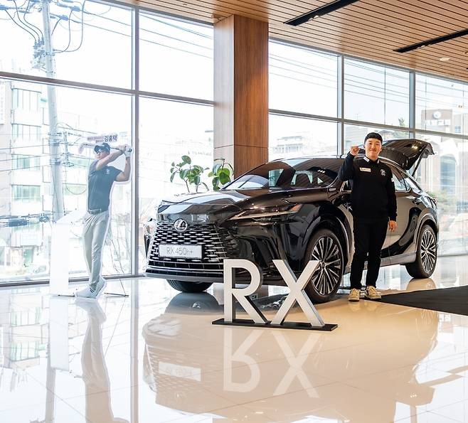 KPGA 인기 스타 김홍택이 렉서스 공식 딜러사인 천우모터스와 후원 계약을 맺었다. 사진 | 천우모터스