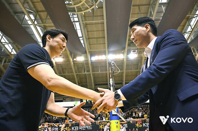 한국전력 권영민(오른쪽) 감독과 KB손해보험 하현용 감독 대행. 사진 | 한국배구연맹