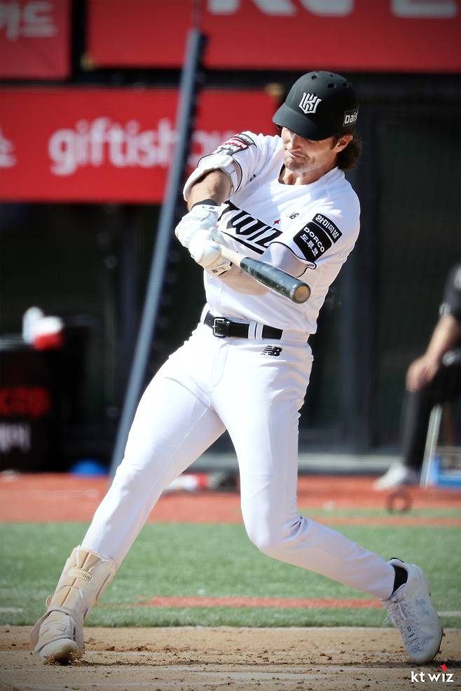 힐리어드가 타격에 임하고 있다. 사진 | KT 위즈