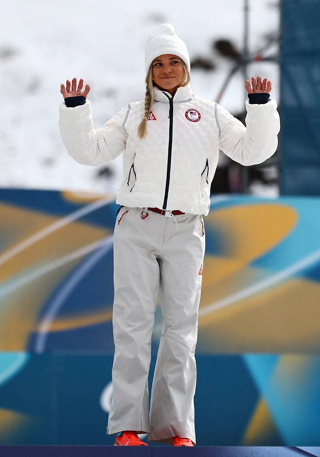 옥사나 마스터스가 15일(현지시간) 이탈리아 테세로 크로스컨트리 스타디움에서 열린 2026 밀라노·코르티나 동계패럴림픽 크로스컨트리 여자 좌식 20㎞ 시상식에서 기뻐하고 있다. 사진 | 테세로=로이터연합뉴스