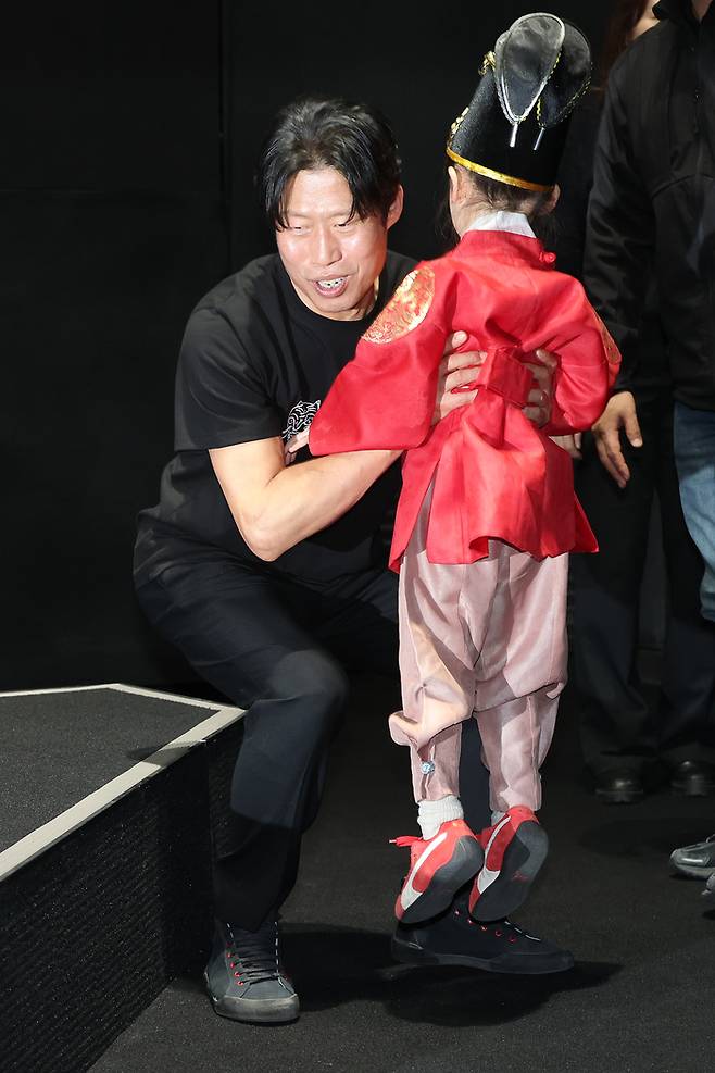 유해진, 어린이 팬 무대로 번쩍 (서울=연합뉴스) 강민지 기자 = 배우 유해진이 17일 서울 강남구 메가박스 코엑스에서 열린 영화 ‘왕과 사는 남자’ 흥행 감사 무대인사에서 선물 증정을 위해 선정된 팬을 무대에 들어올리고 있다. 2026.3.17 mjkang@yna.co.kr (끝) <저작권자(c) 연합뉴스, 무단 전재-재배포, AI 학습 및 활용 금지>