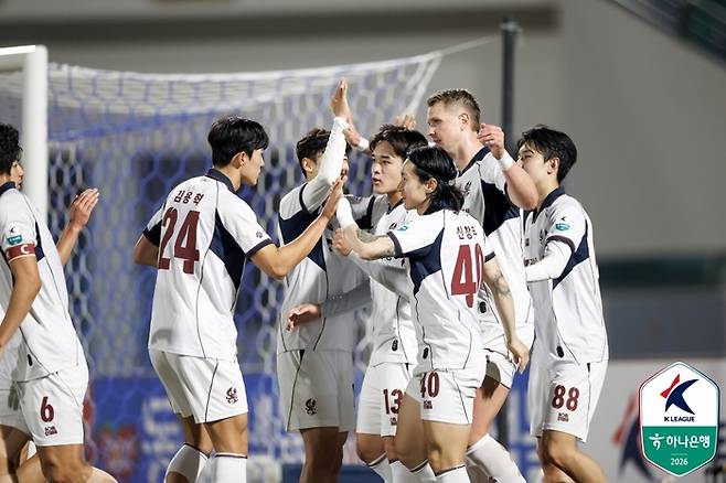 광주 선수들이 프리드욘슨(가운데)의 동점골에 기쁨을 나누고 있다. 사진 | 한국프로축구연맹