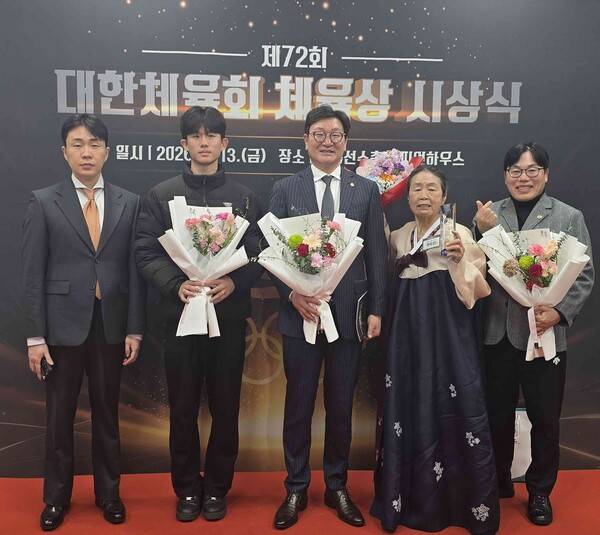 지난 12일 대한체육회가 2025년 한해 동안 각종 스포츠활동에서 뛰어난 기량을 발휘하였거나 창의적‧헌신적 노력으로 대한민국 스포츠 발전에 기여하는 등 뚜렷한 공적이 있는 유공자를 선정, 표창하는 제72회 대한체육회 체육상 시상식이 태릉선수촌 내 챔피언하우스에서 거행되었다.(김동욱 부회장(왼쪽부터), 강병호 선수, 김경석 회장, 차두연 선수, 박우림 감독). /사진=대한체육회