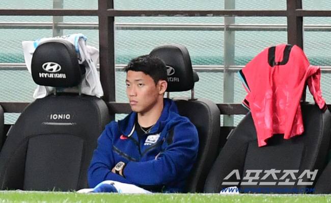 14일 서울월드컵경기장에서 열린 축구대표팀과 파라과이의 평가전. 경기를 지켜보는 황희찬. 상암=송정헌 기자songs@sportschosun.com/2025.10.14/