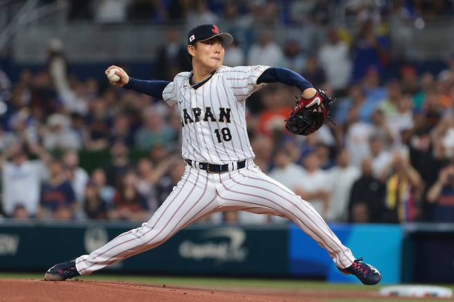 Mar 14, 2026; Miami, FL, United States; Japan starting pitcher Yoshinobu Yamamoto (18) delivers a pitch against Venezuela in the first inning during a quarterfinal game of the 2026 World Baseball Classic at loanDepot Park. Mandatory Credit: Sam Navarro-Imagn Images







<저작권자(c) 연합뉴스, 무단 전재-재배포, AI 학습 및 활용 금지>