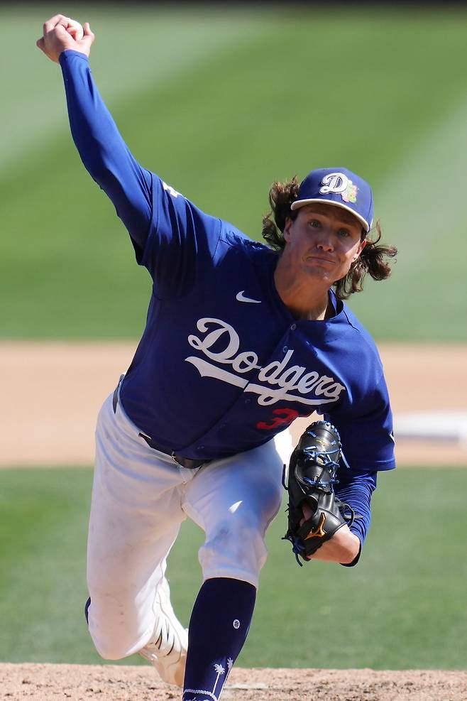 LA 다저스 타일러 글래스나우가 밀워키와의 시범경기서 선발 등판해 역투하고 있다. AP 연합뉴스