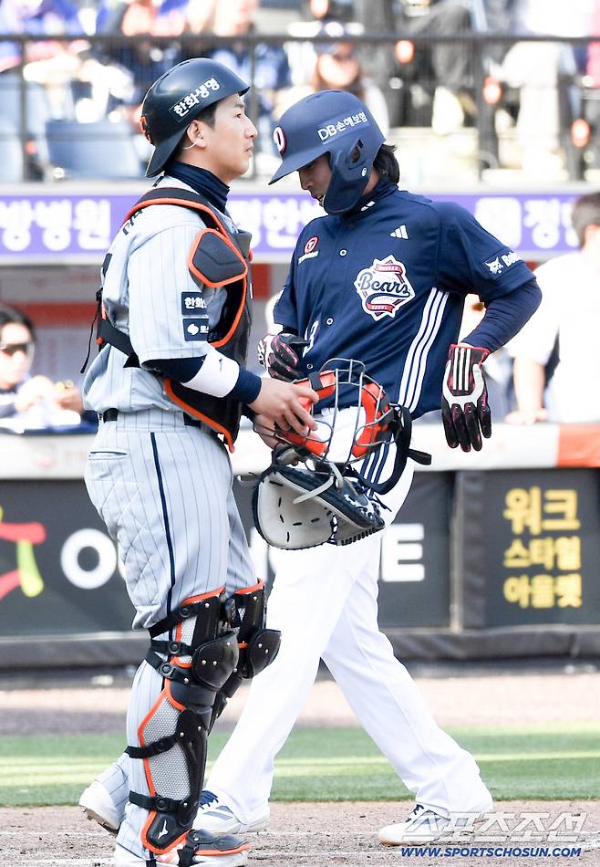 17일 대전 한화생명볼파크 열린 한화 이글스와 두산 베어스의 경기. 9회초 2사 1,3루 두산 이유찬이 한화 포수 최재훈 악송구 때 역전 득점을 올리고 있다. 대전=박재만 기자 pjm@sportschosun.com/2026.03.17/