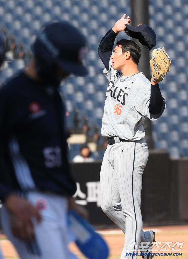 17일 대전 한화생명볼파크 열린 한화 이글스와 두산 베어스의 경기. 한화 박준영이 두산 조수행에게 사과하고 있다. 대전=박재만 기자 pjm@sportschosun.com/2026.03.17/