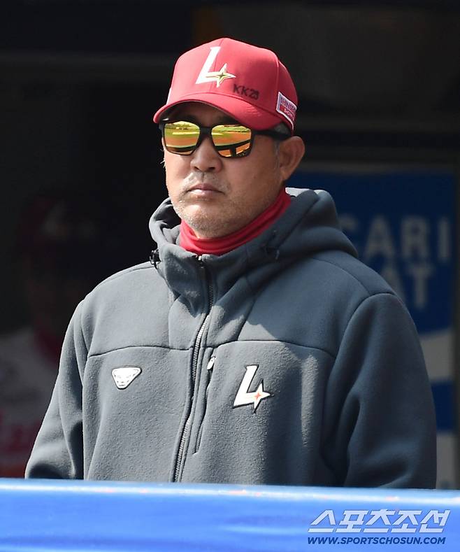 17일 인천 SSG랜더스필드에서 열린 KBO리그 SSG와 삼성의 경기. 경기 지켜보는 SSG 이숭용. 인천=송정헌 기자songs@sportschosun.com/2026.03.17/