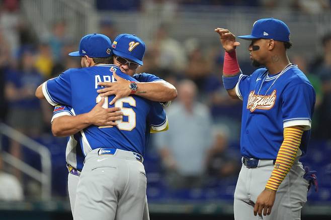 오마르 로페즈 베네수엘라 감독이 17일(한국시각) 이탈리아와의 준결승을 앞두고 좌익수 윌리어 아브레유와 포옹을 하고 있다. AP연합뉴스