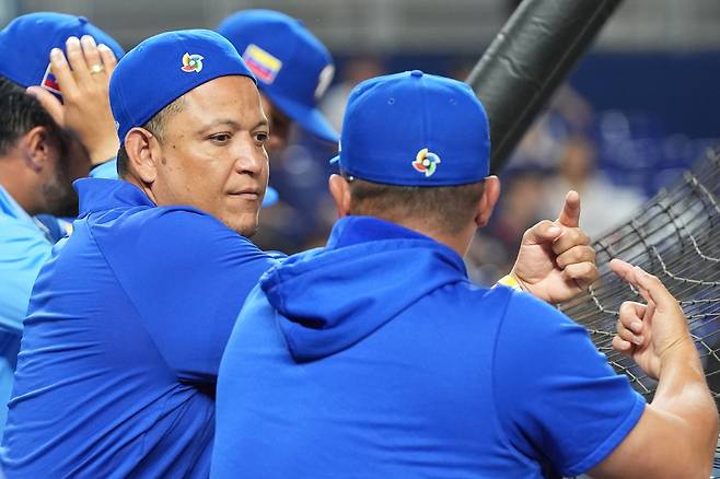 미구엘 카브레라 베네수엘라 타격코치가 오마르 로페즈 감독과 이야기를 나누고 있다. AP연합뉴스