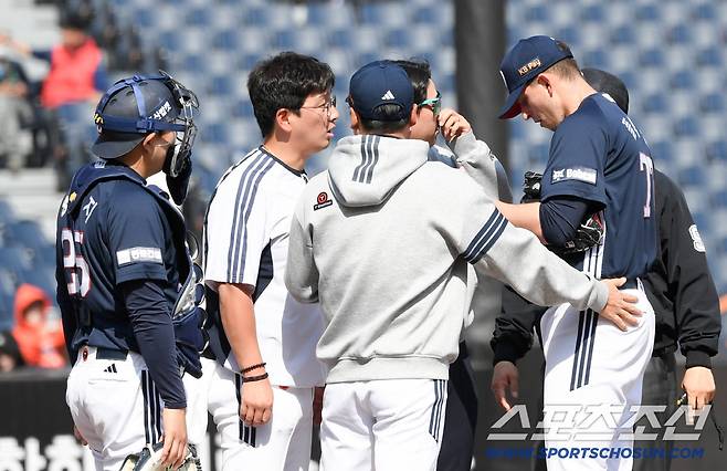 17일 대전 한화생명볼파크 열린 한화 이글스와 두산 베어스의 경기.  두산 정재훈 코치와 플렉센이 몸 상태를 체크하고 있다. 대전=박재만 기자 pjm@sportschosun.com/2026.03.17/