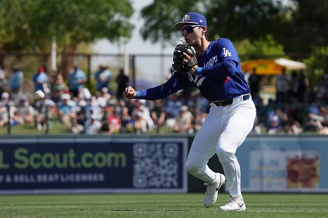 Mar 16, 2026; Phoenix, Arizona, USA; Los Angeles Dodgers second baseman Hyeseong Kim (6) makes the play against the Milwaukee Brewers in the second inning at Camelback Ranch-Glendale. Mandatory Credit: Rick Scuteri-Imagn Images

<저작권자(c) 연합뉴스, 무단 전재-재배포, AI 학습 및 활용 금지>
