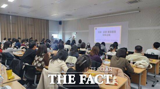 경기 고양시가 오는 27일 전국 시행을 앞두고 있는 '통합돌봄서비스'의 시행을 위해 지난해 관계 부서와 동 행정복지센터 담당자를 대상으로 직무 교육을 실시하고 있다. /고양시