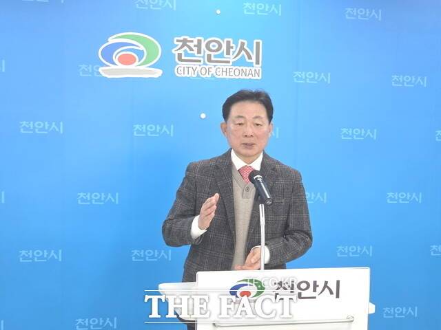 박찬우 천안시장 예비후보가 17일 소상공인과 골목상권, 전통시장 활성화를 위한 민생경제 공약을 발표하고 있다. /정효기 기자